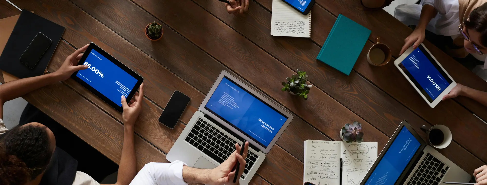 Dizüstü bilgisayar ve tabletlerde satış verilerini inceleyen ekip